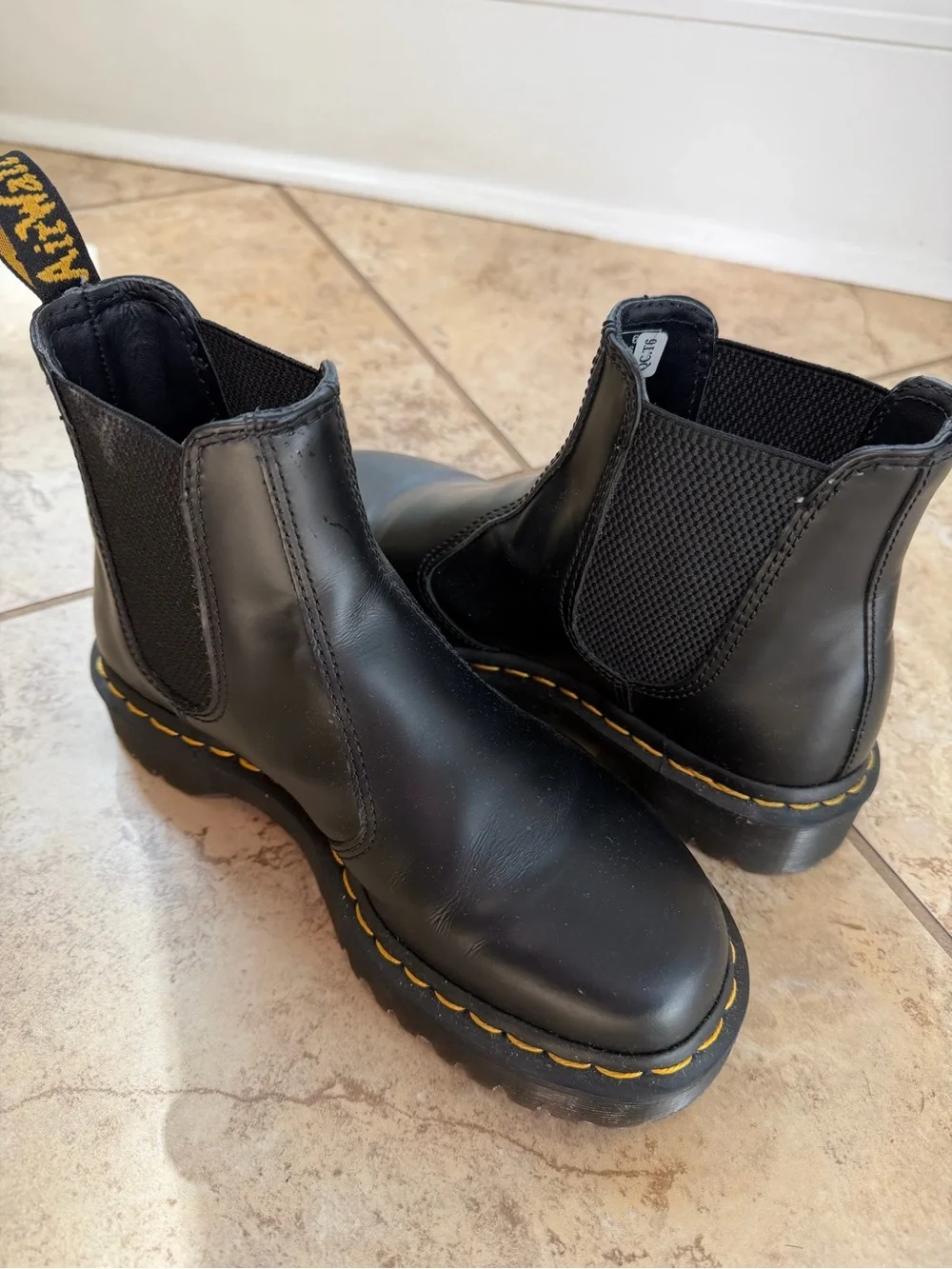 Unisex Dr. Martens Black Leather Slip Resistant Chelsea Boots. SIZE 6M 7W